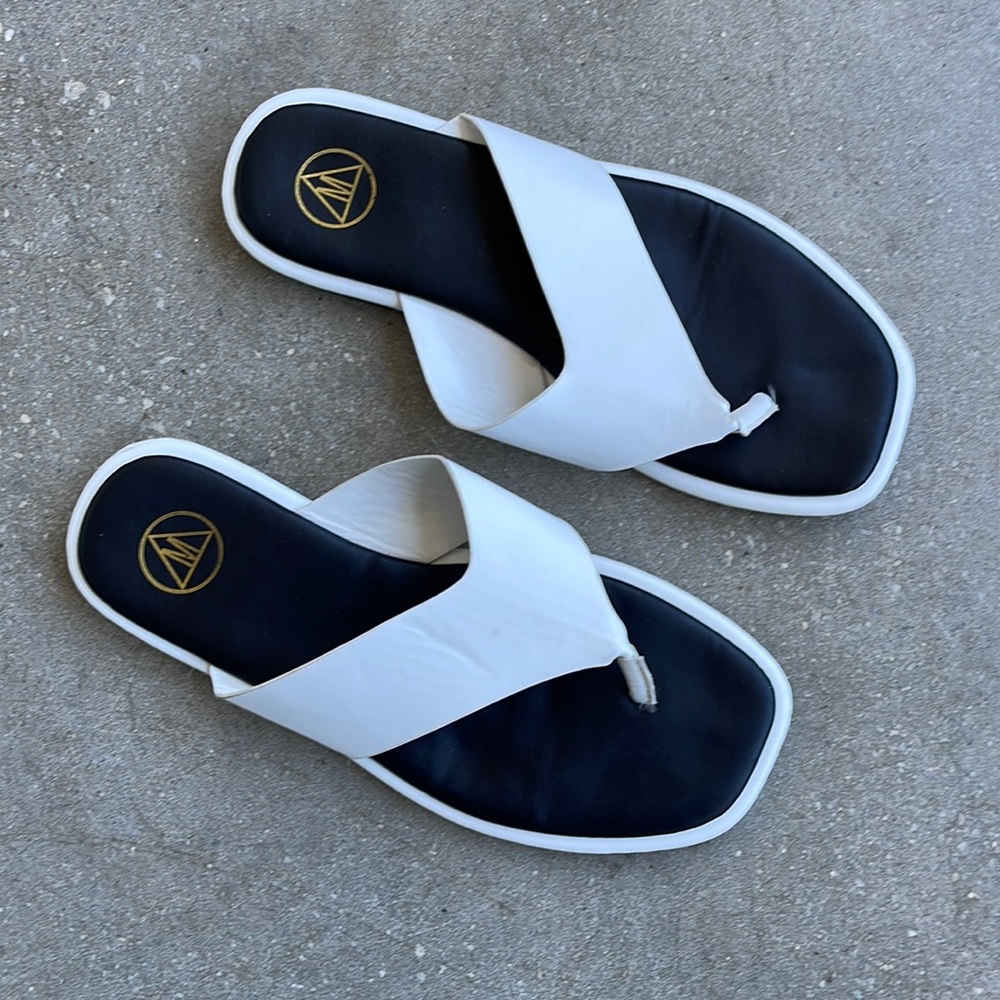 MISSGUIDED black and white flip flop sandals size 9